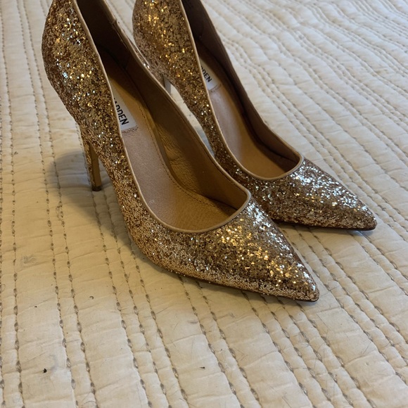 NWT Steve Madden pointed toe gold glitter. - Picture 7 of 8